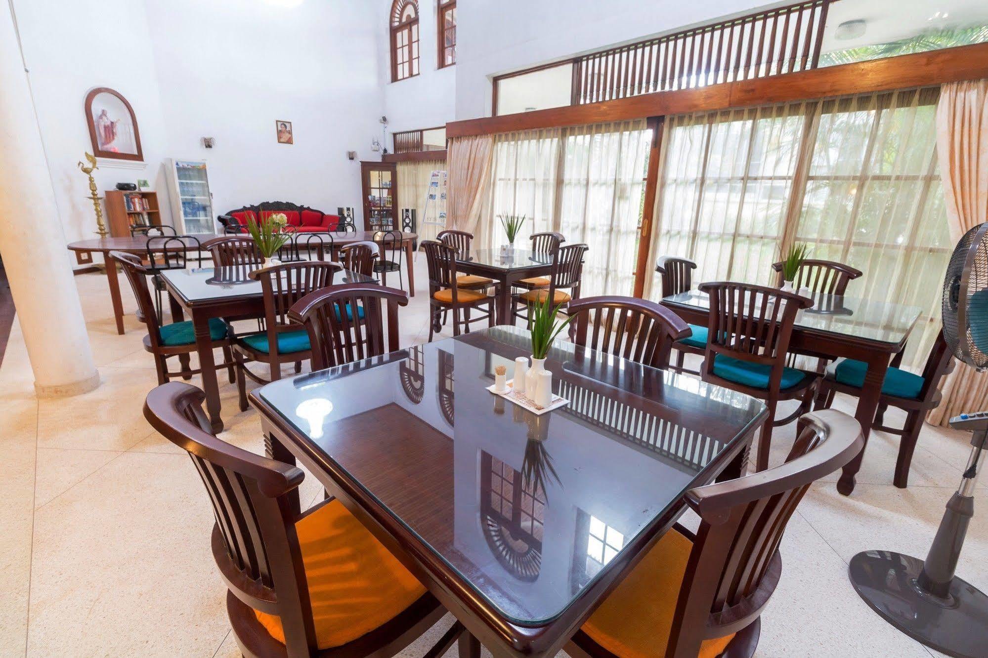Zen Rooms Modern City Inn Negombo Exterior foto